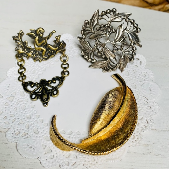 Jewelry - Classic Vintage Brooches, Lot of 3